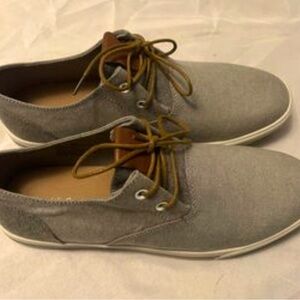 Men’s 
Shoes 
size 9 Wide 
Mountain Creek